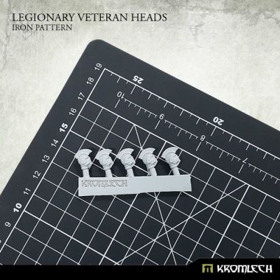 Legionary Veteran Heads: Iron Pattern Kromlech unbemalt Seitenansicht Setinhalt