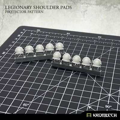 Legionary Shoulder Pads: Protector Pattern Kromlech unbemalt Frontansicht Setinhalt